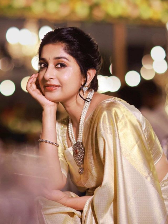 സാരിയിൽ തങ്കം പോല്‍ തിളങ്ങി മീര | Meera Jasmine beautiful in sari