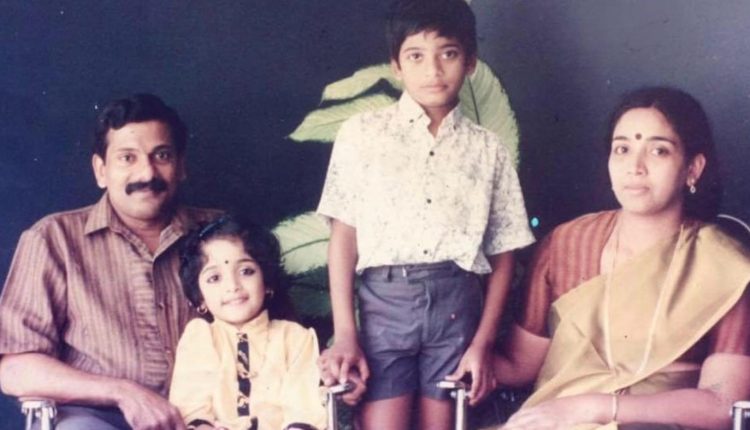 Kavya-Madhavan-Family-Photo-Viral-Celebrity-News
